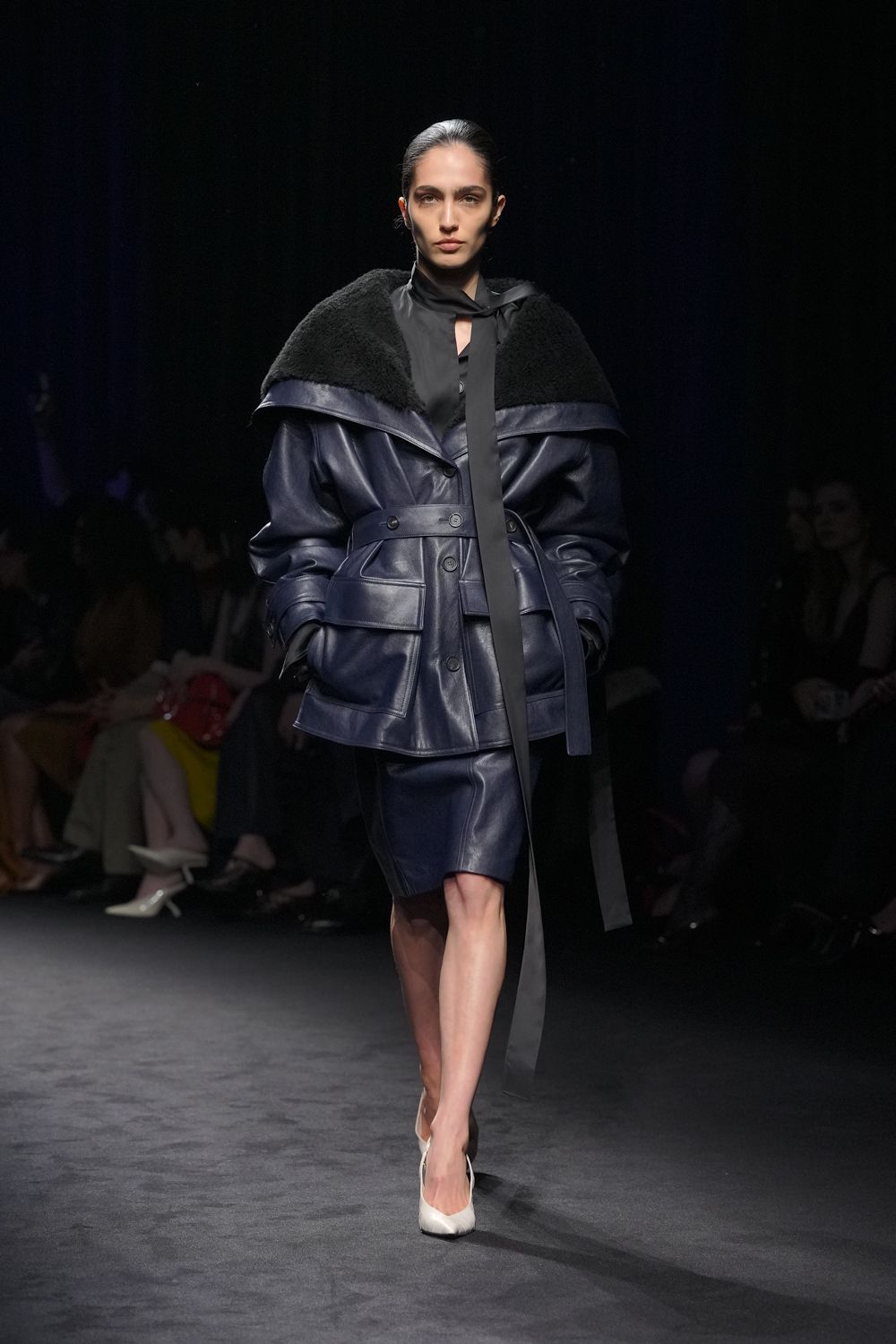 Ferragamo以深海蓝与焦糖棕构建冷静秩序，结构大衣、皮革套装与学院式男装混搭登场，在经典意式工艺之上强化当代权力感-顽石频道趋势研究